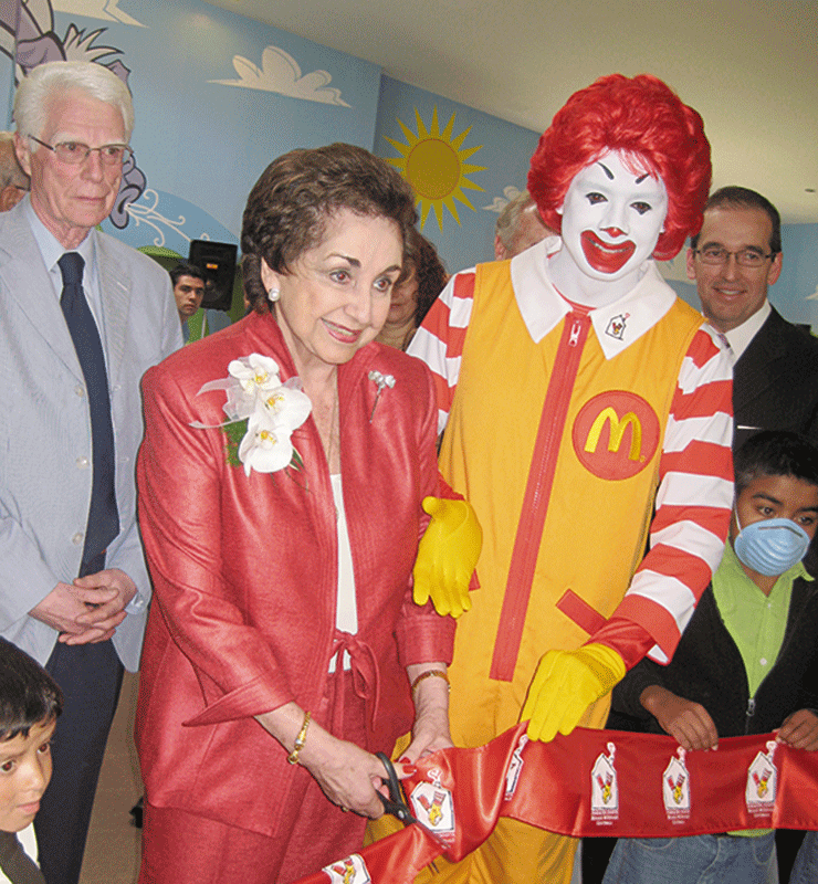 Yolanda Fernández de Cofiño with Ronald Mcdonald