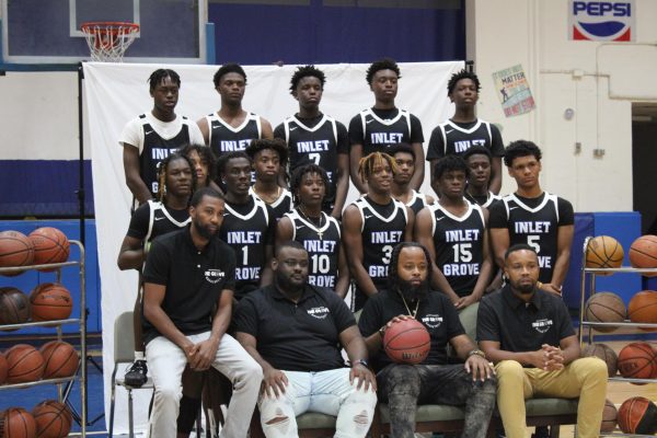 POSE: The Boys Basketball teams held a photoshop in the gymnasium on Nov. 14, awaiting a good season. 