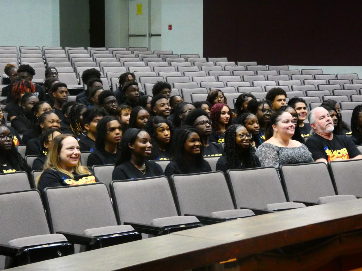 CONFERENCE: Scott McDermott, counselor for the class of 2025, hosted a meeting for seniors on Jan 16, 2025, reminding them about their graduation requirements before taking a group photo.
