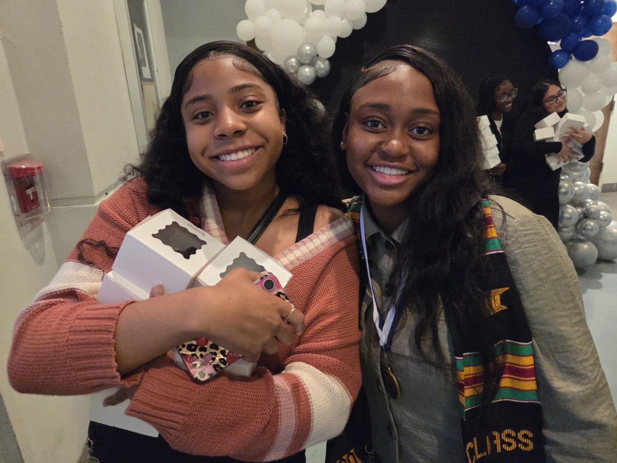 TIME FOR YOUR FINAL CHECK-UP: An event was held for the senior medical students on May 6. To thank them for their hard work, the seniors were given small gifts.